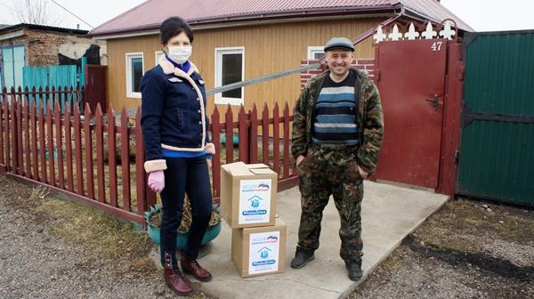 Ольга Абросимова присоединилась к партийной акции взаимопомощи #БудьДома и передала продуктовый набор многодетной семье из Березовки