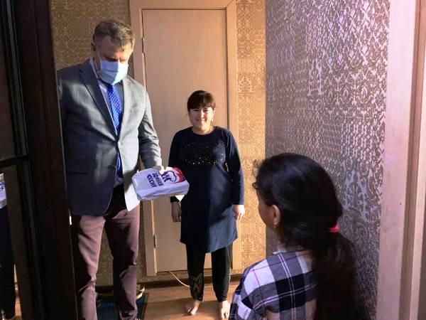 Школьникам из многодетных семей Ленинского района Красноярска передали планшеты для дистанционного обучения
