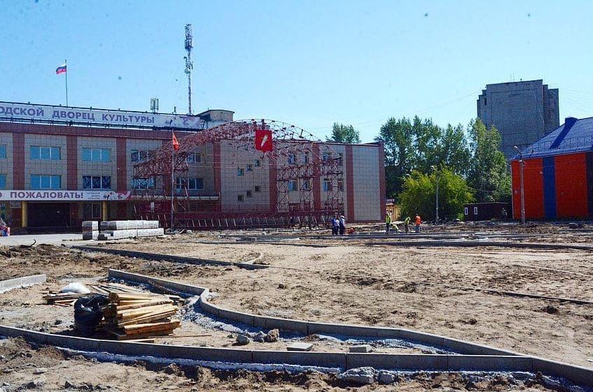 Власти Ачинска проверили ход реновации площади ДК и сквера по ул. Зверева