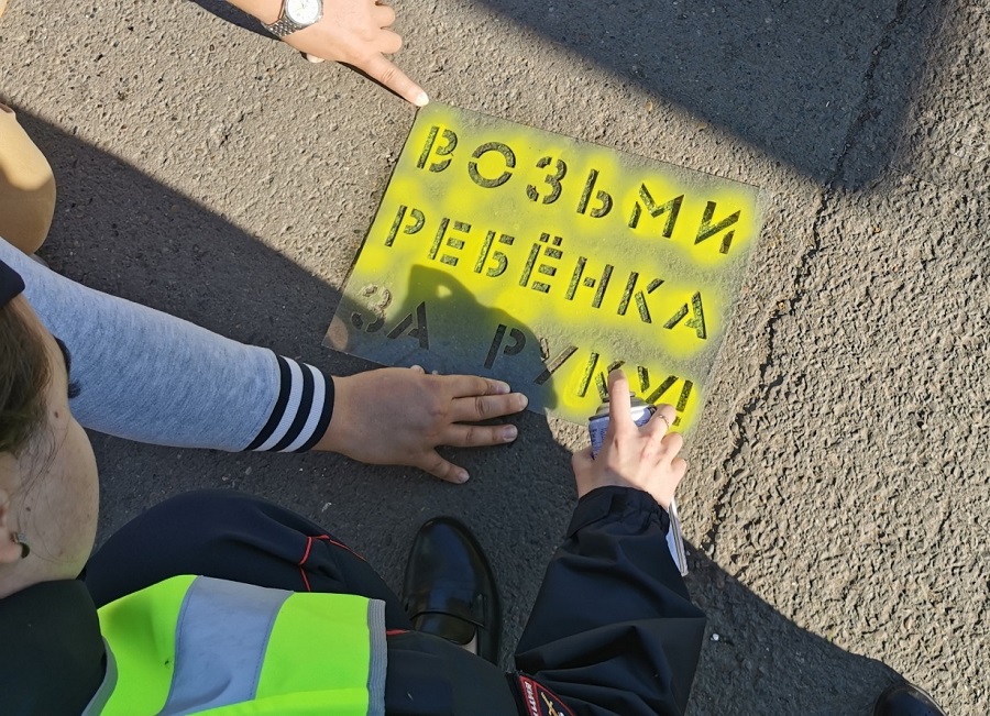 Красноярские ГАИшники нанесли трафаретные надпись перед пешеходными переходами