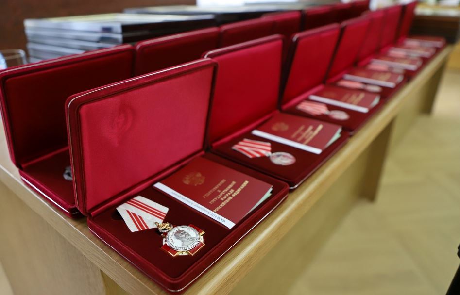 В Красноярске железнодорожные медики награждены медалями Луки Крымского за вклад в борьбу с COVID-19