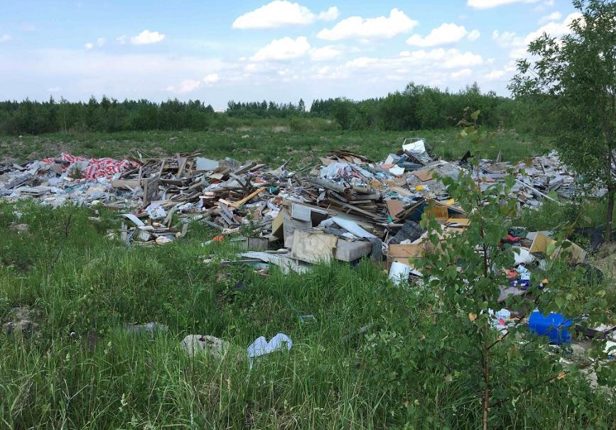 В Красноярске найден водитель КАМАЗа, сгружающий отходы в неположенном месте