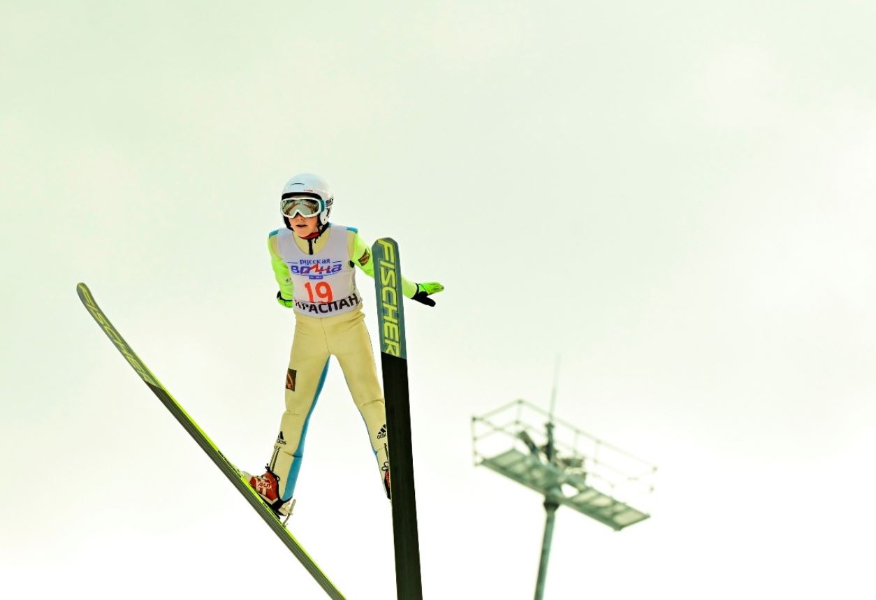 На соревнования по прыжкам на лыжах с трамплина в Красноярск приедет 90 лыжников со всей страны