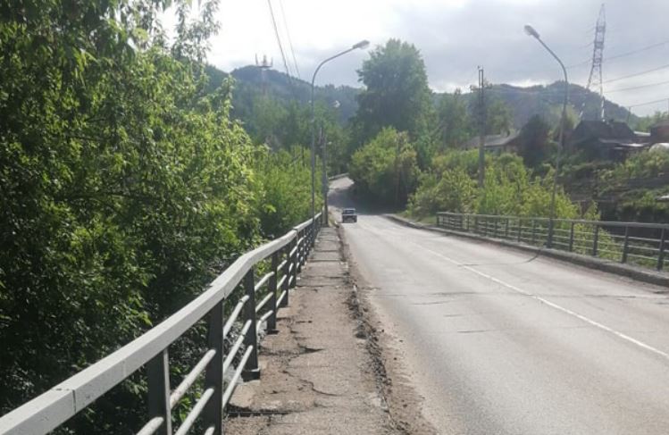 В Красноярске ремонтируют мост через Базаиху