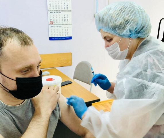 В Красноярской межрайонной больнице №4 сотрудники массово прививаются от коронавируса