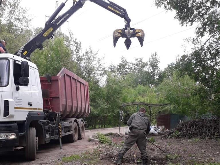 С территории Ленинского района Красноярска вывезли 74 КАМАЗа мусора