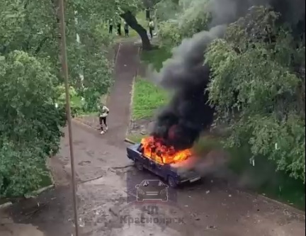 Во дворе Красноярска дотла сгорел автомобиль