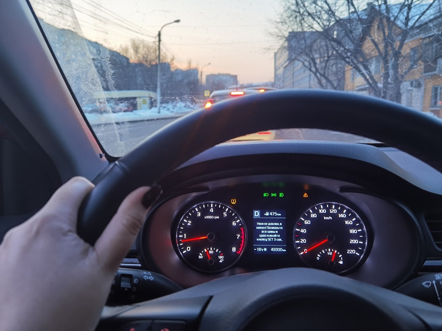 В Красноярском крае автоинспекторы помогли застрявшей в мороз на трассе женщине с двумя детьми