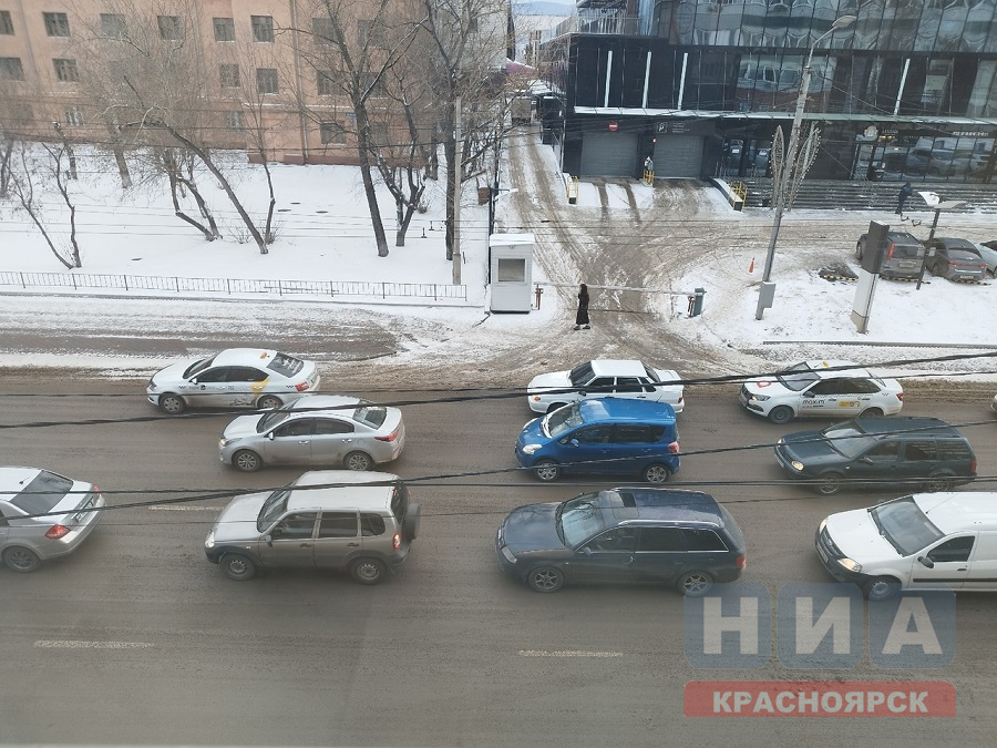 В Красноярске с утра 8-балльные пробки и десяток аварий из-за прошедшего снегопада
