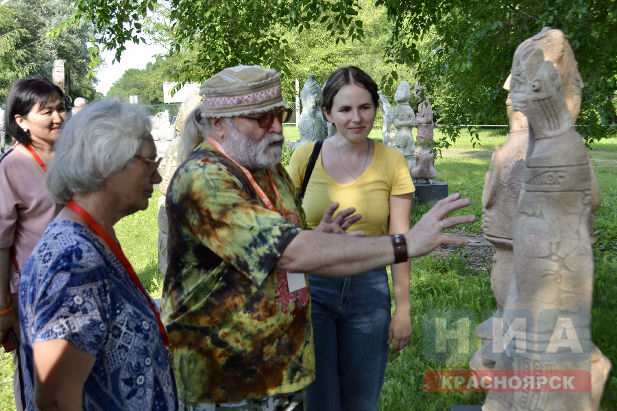 Выставку полутораметровых керамических скульптур открыли на МИРе Сибири