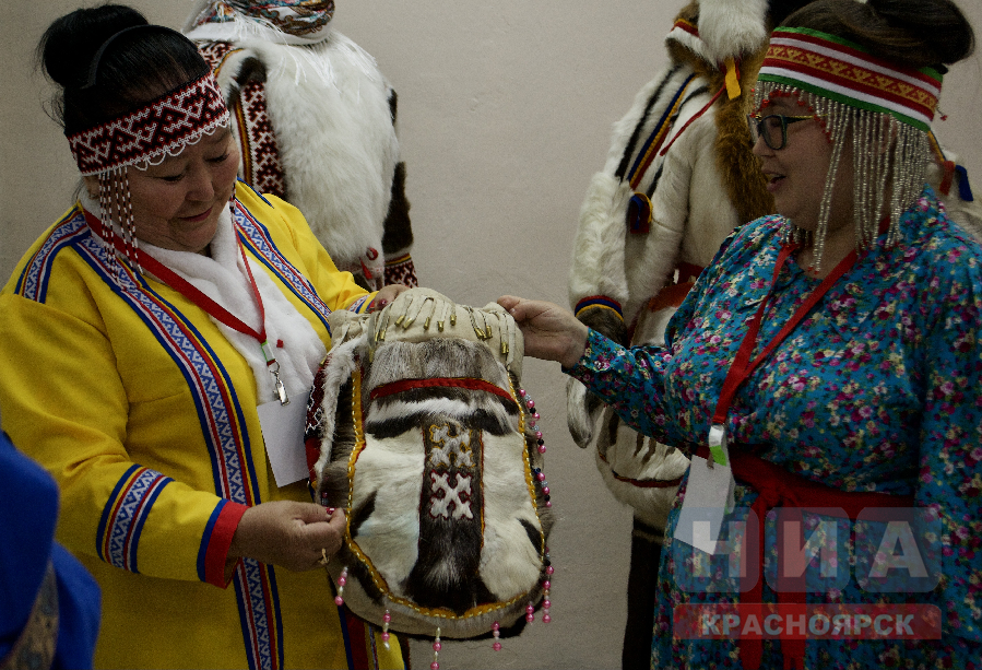 Северные костюмы, керамика, куклы и береста: на МИРе Сибири продолжается конкурс мастеров