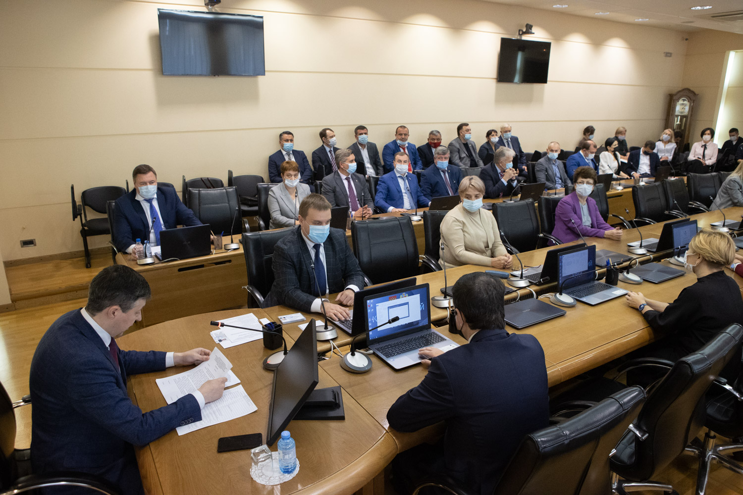 «Мы готовы к началу парламентского сезона»: избранным депутатам Заксобрания вручили мандаты нового созыва