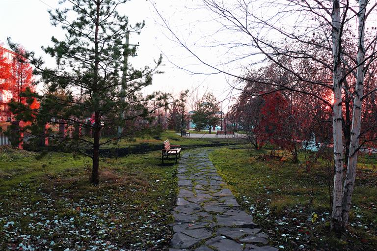Игровой комплекс и качели на пружинах: в Ленинском районе благоустроили два сквера