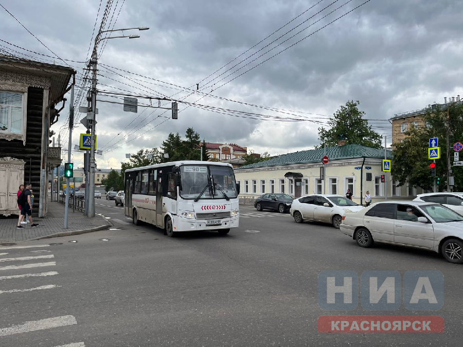 Водителя красноярского автобуса оштрафовали за разговор по телефону