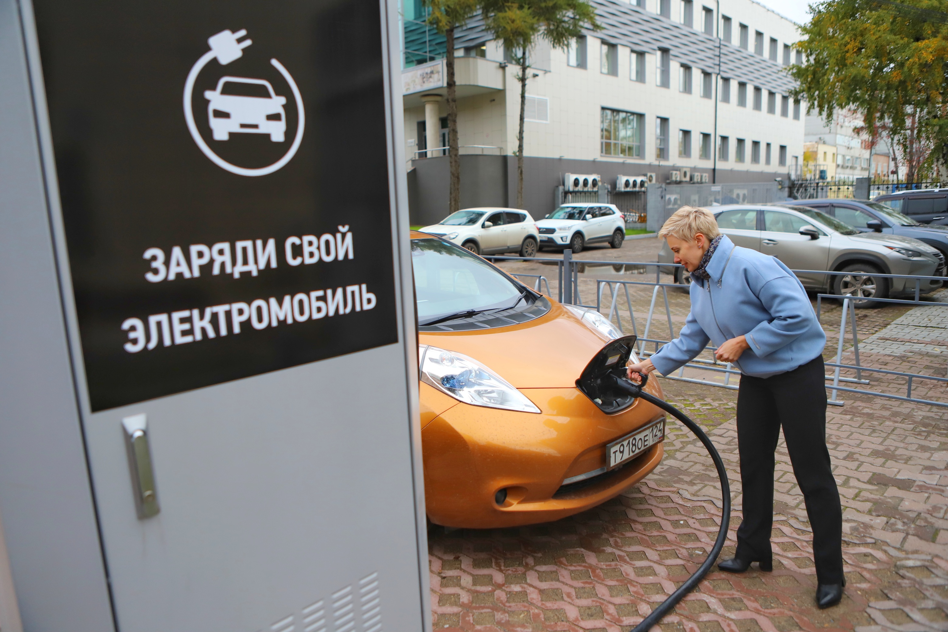 Клиентам Сбера на проспекте Свободном стала доступна зарядная станция для  электромобилей