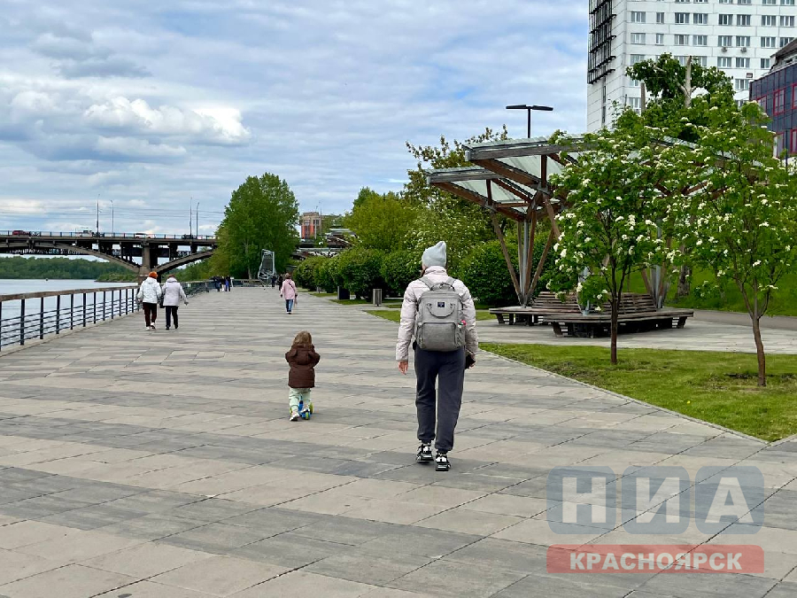 mama i rebenok na naberezhnoy