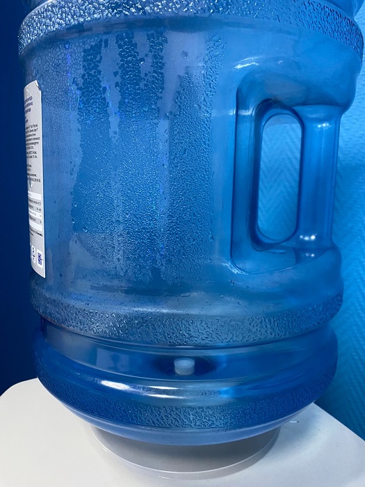 В бутилированной воде находится больше пластиковых частиц, чем предполагалось ранее