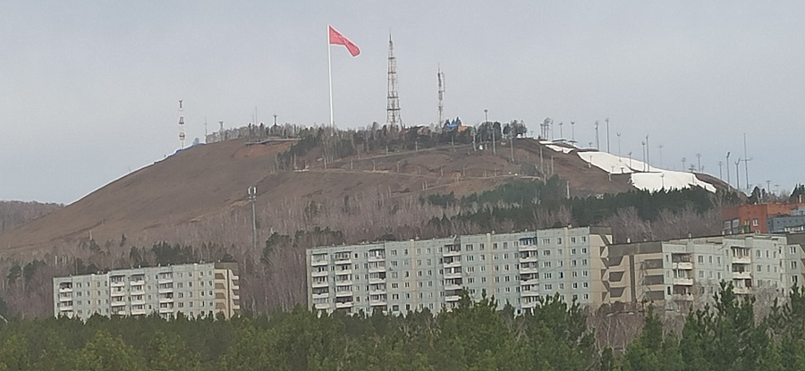 Накануне 9 мая на самой высокой точке Красноярска установлено Знамя Победы