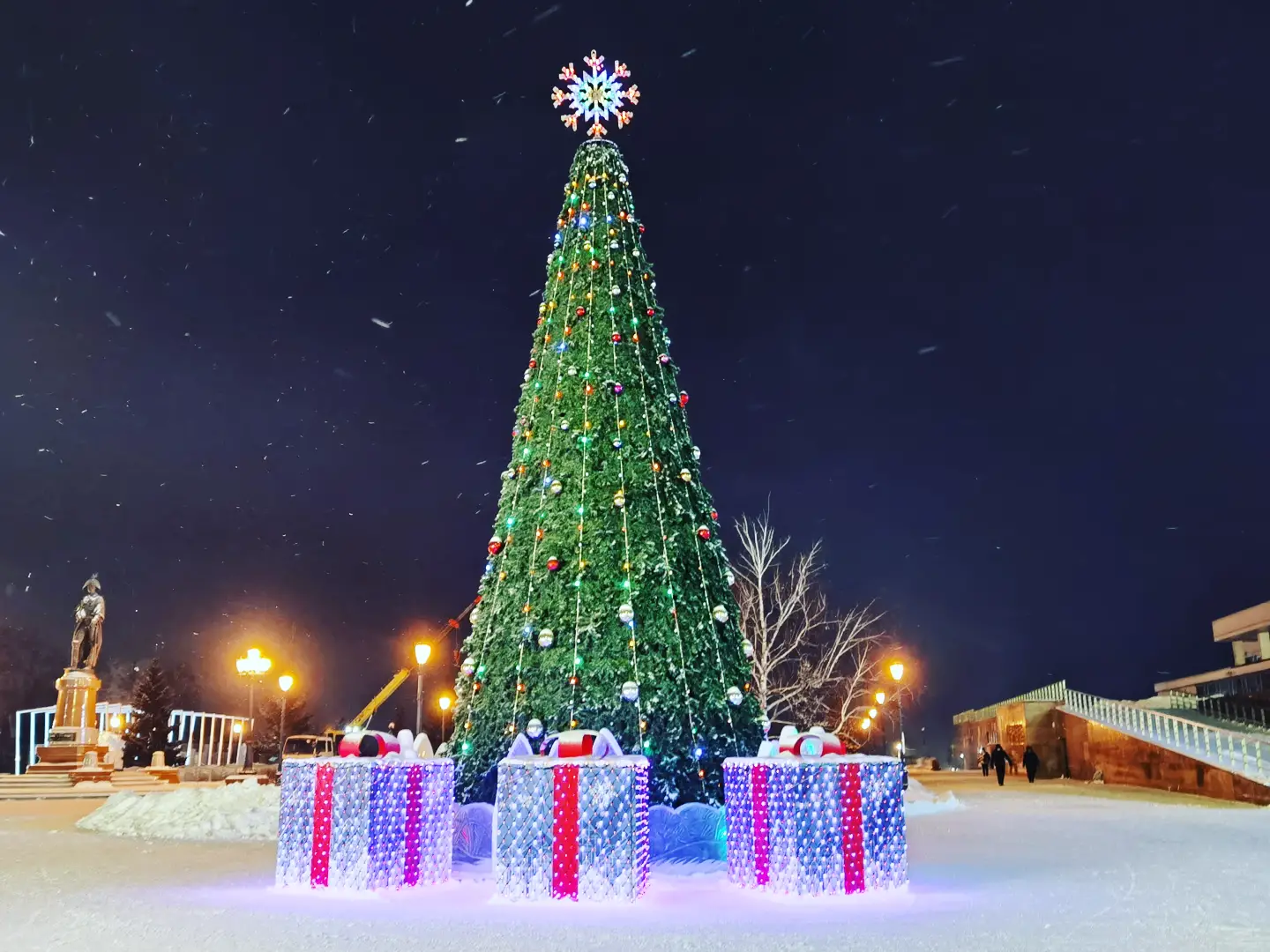 Этой зимой в Красноярске установят восемь новогодних ёлок