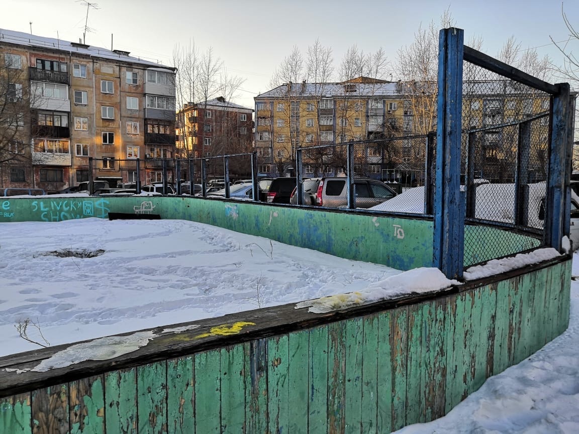 В Свердловском районе обустроят спортплощадку: появится безопасное покрытие