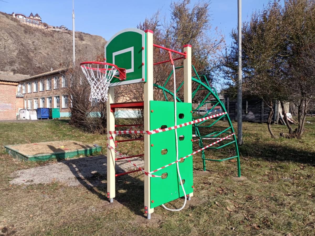 По инициативе партийных активистов возле красноярской школы №30 появилась комплексная спортплощадка
