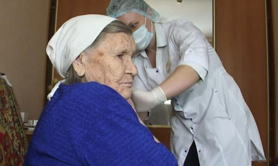 На Ямале 92-летняя женщина поставила второй компонент вакцины против коронавируса