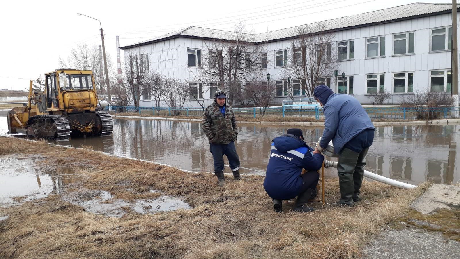 Сотрудники КрасКома продолжают вести круглосуточный мониторинг паводковой ситуации на малых реках в черте Красноярска
