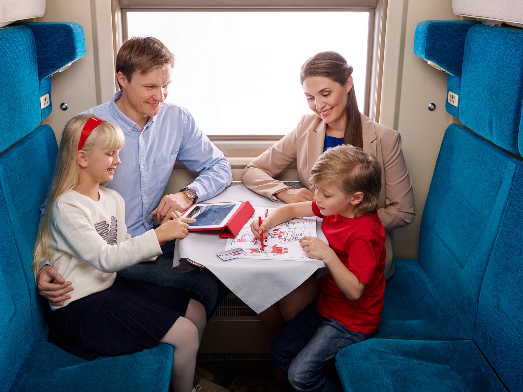 Семей железная дорога. Путешествие на поезде семьей. Поезда для детей. Пассажиры в поезде. Путешествие с детьми на поезде.