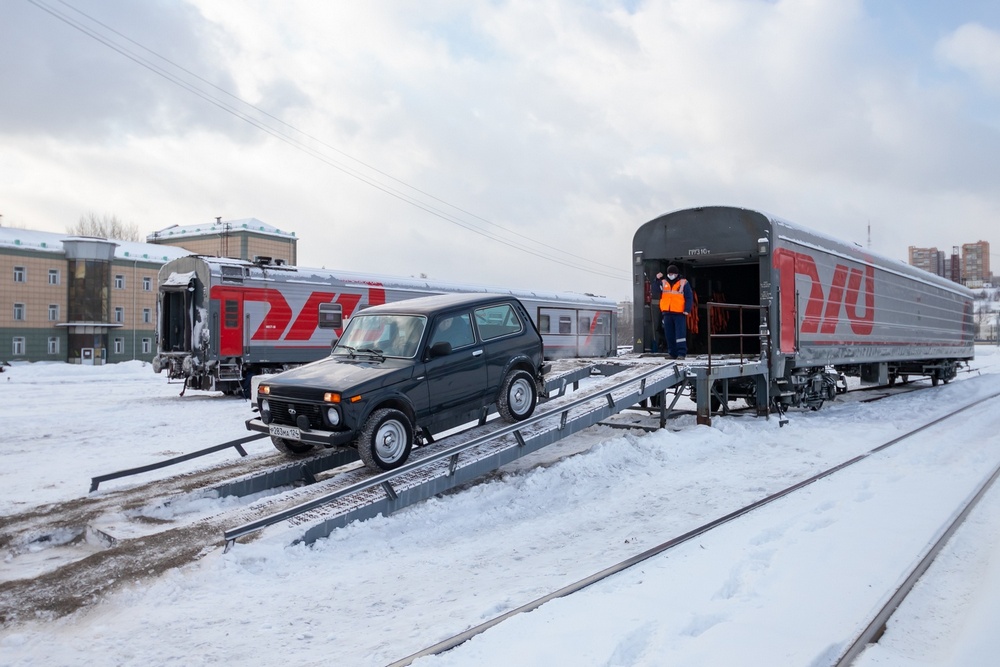 Впервые красноярцы смогли протестировать услугу перевозки личных автомобилей в вагоне-автомобилевозе