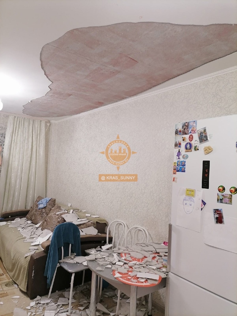 Стильный оранжевый натяжной потолок в интерьере квартиры