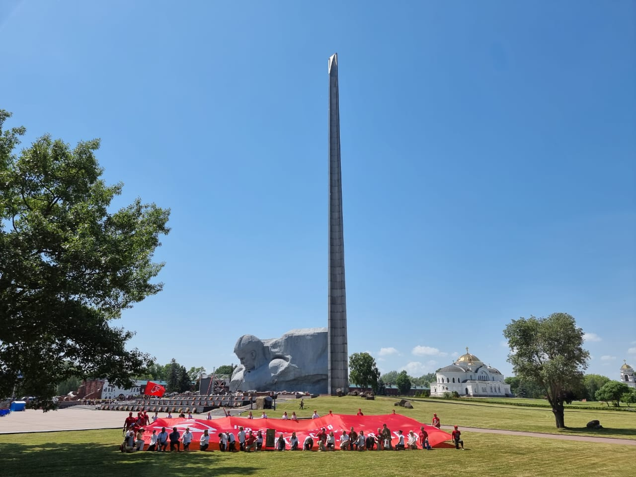 Красноярцы развернули 20-метровую копию Знамени Победы возле Брестской крепости