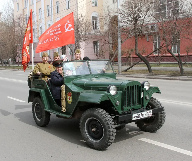 В Красноярске прошел праздничный автопробег по домам ветеранов
