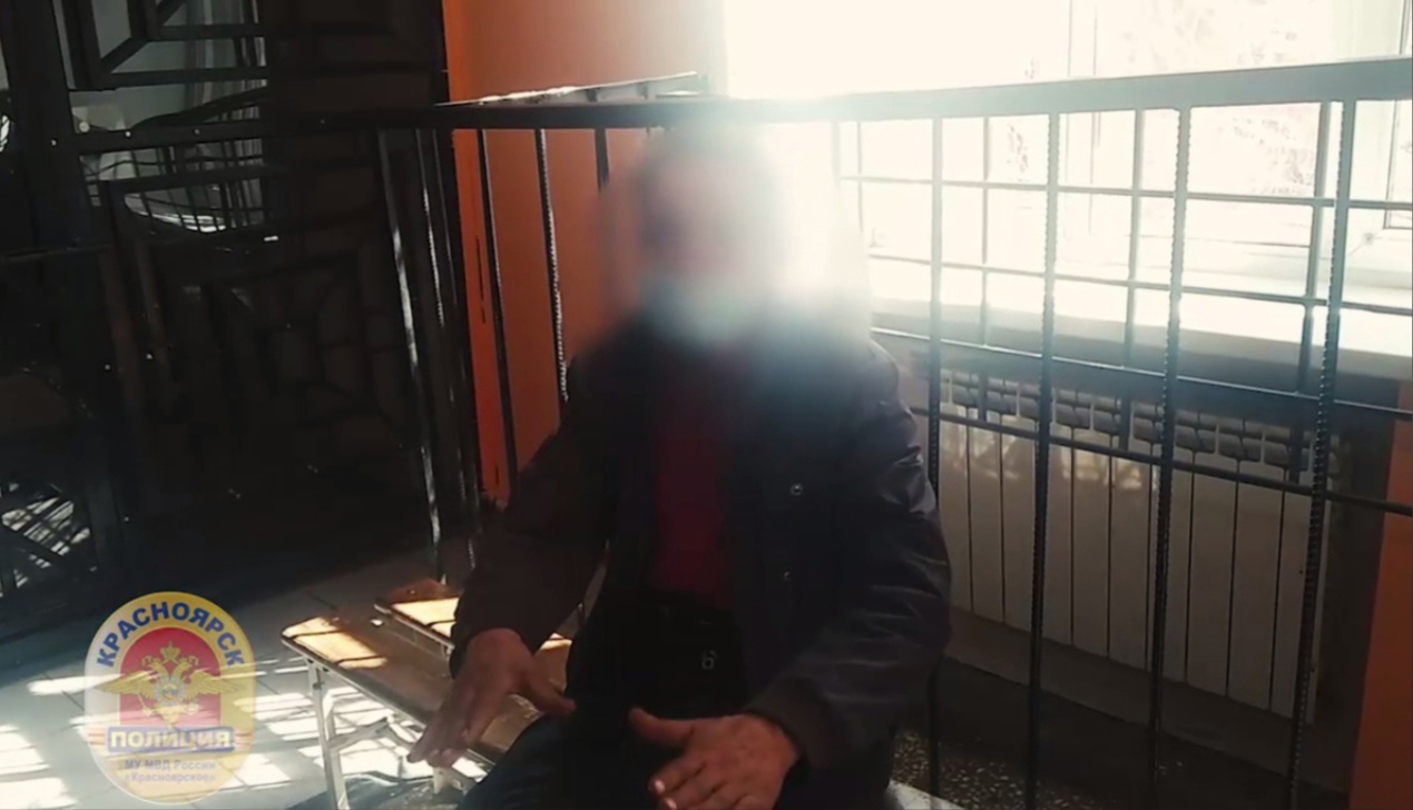 Красноярец украл барсетку из припаркованного автомобиля и поджег его