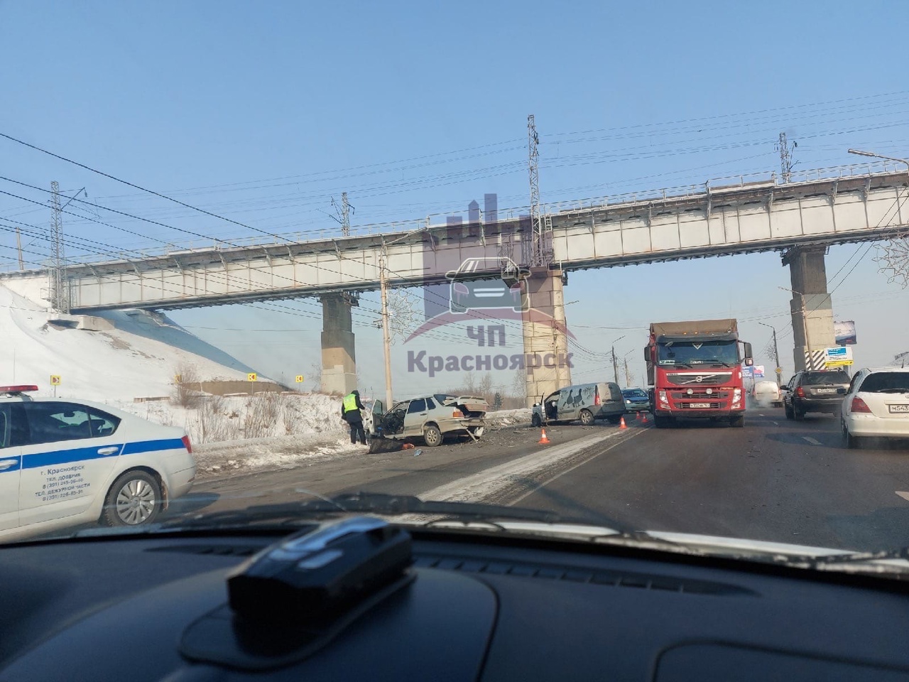 Массовая авария на выезде из Красноярска: один из водителей скончался