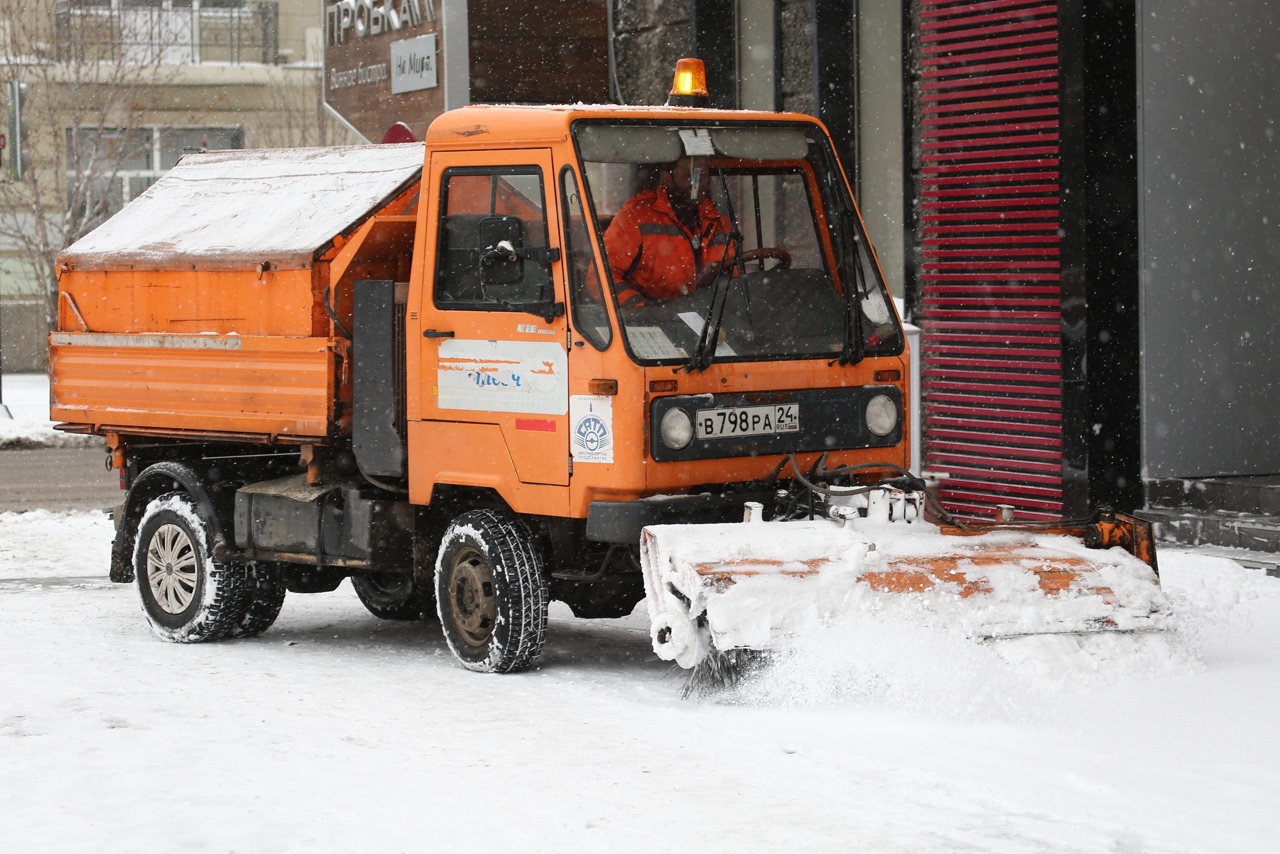 В Красноярске проверили, как мобильные бригады справляются с уборкой городской территории