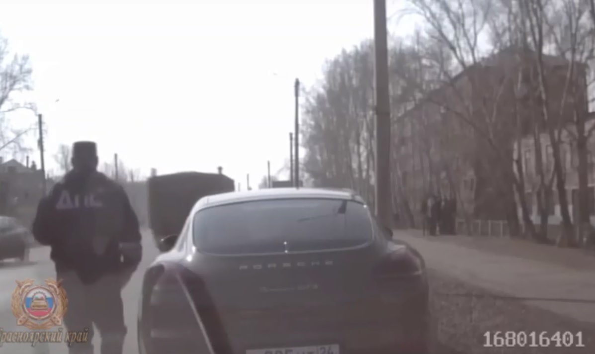 В Канске водитель Porsche на глазах у полиции обгонял по «встречке»