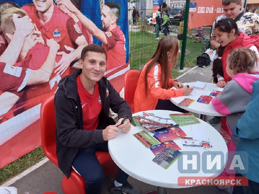 Футболисты «Енисея» устроили праздник в одном из дворов Красноярска