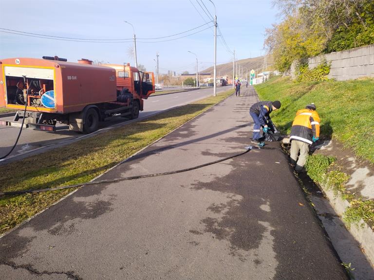 В Красноярске началась сезонная чистка ливневок