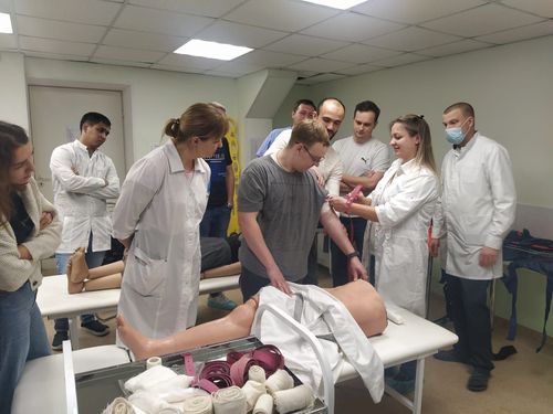 Красноярские медики проходят курсы военно-полевой хирургии и терапии