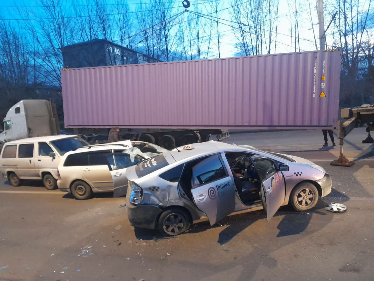 На Калинина грузовой контейнер упал на легковушки: авария «собрала» 5 авто