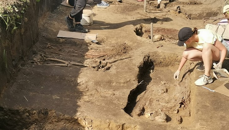 Томские археологи откопали на средневековом могильнике редчайшее золотое украшение