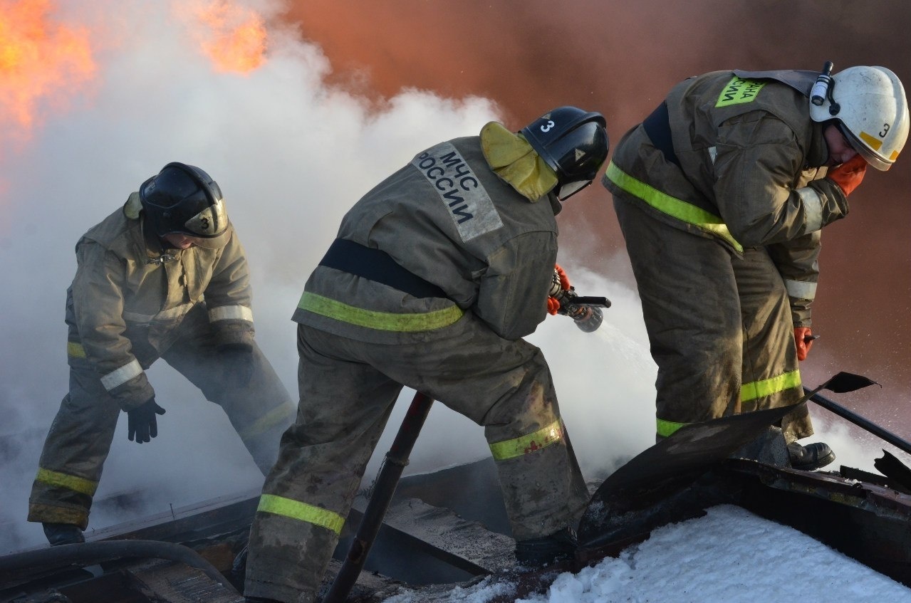 За неделю краевые спасатели вытащили более 30 человек из пожаров