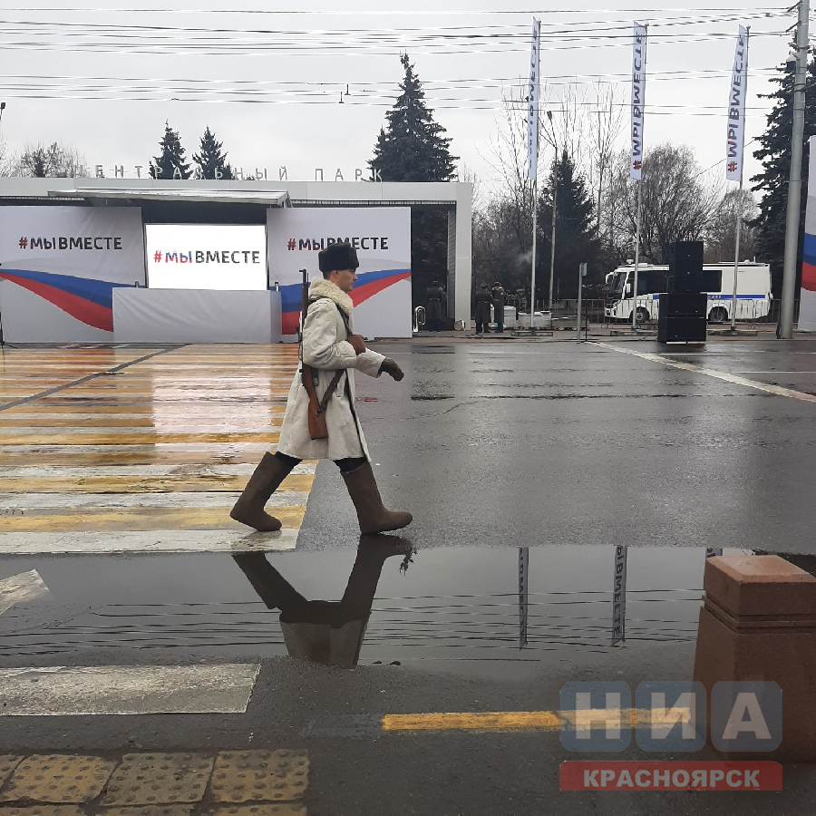 Ретротехника, солдатская каша и митинг: Красноярск празднует День народного  единства