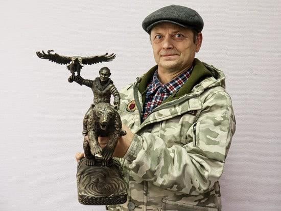 Скульптор-самоучка создал бронзовую скульптуру Владимира Путина на медведе с 2-х главым орлом