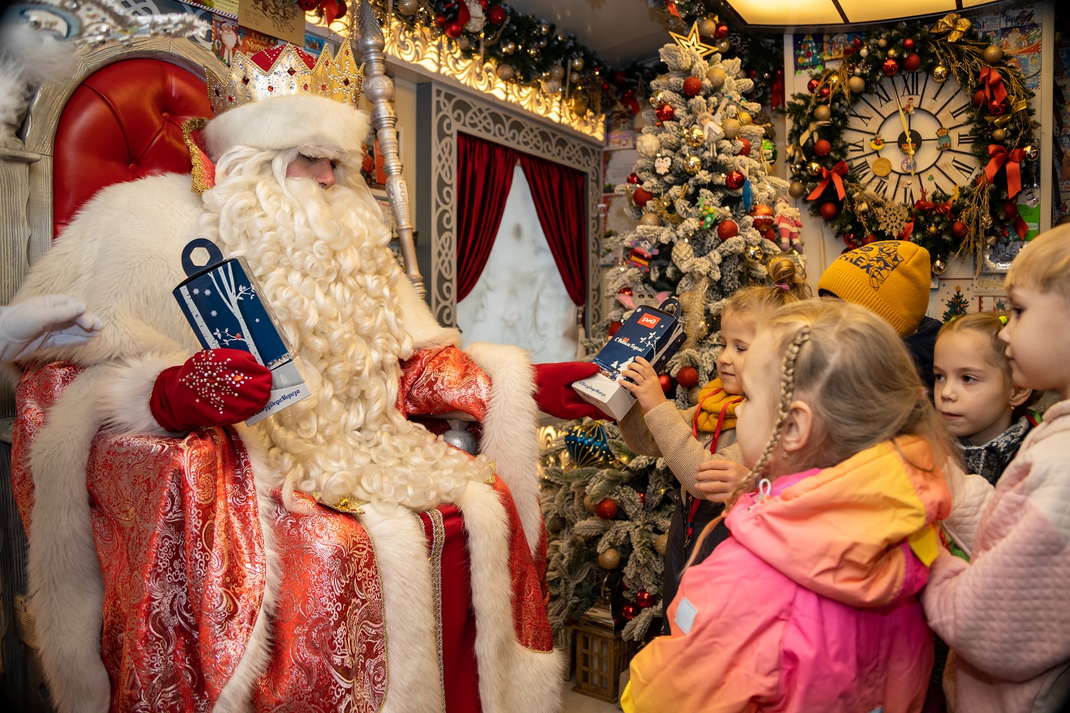 Поезд Деда Мороза привез праздник и новогоднее настроение в Республику Хакасию