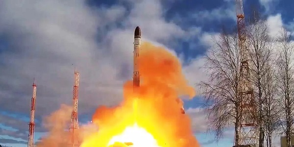 Президент России Путин готовится к испытанию ядерной ракеты Сатана-2 - Сармат