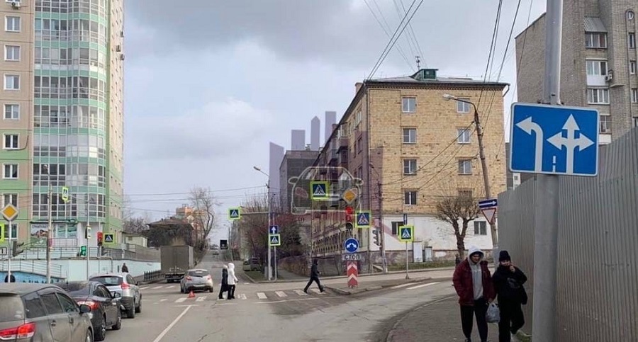 На пересечении Ады Лебедевой-Перенсона вновь поменяли дорожные знаки