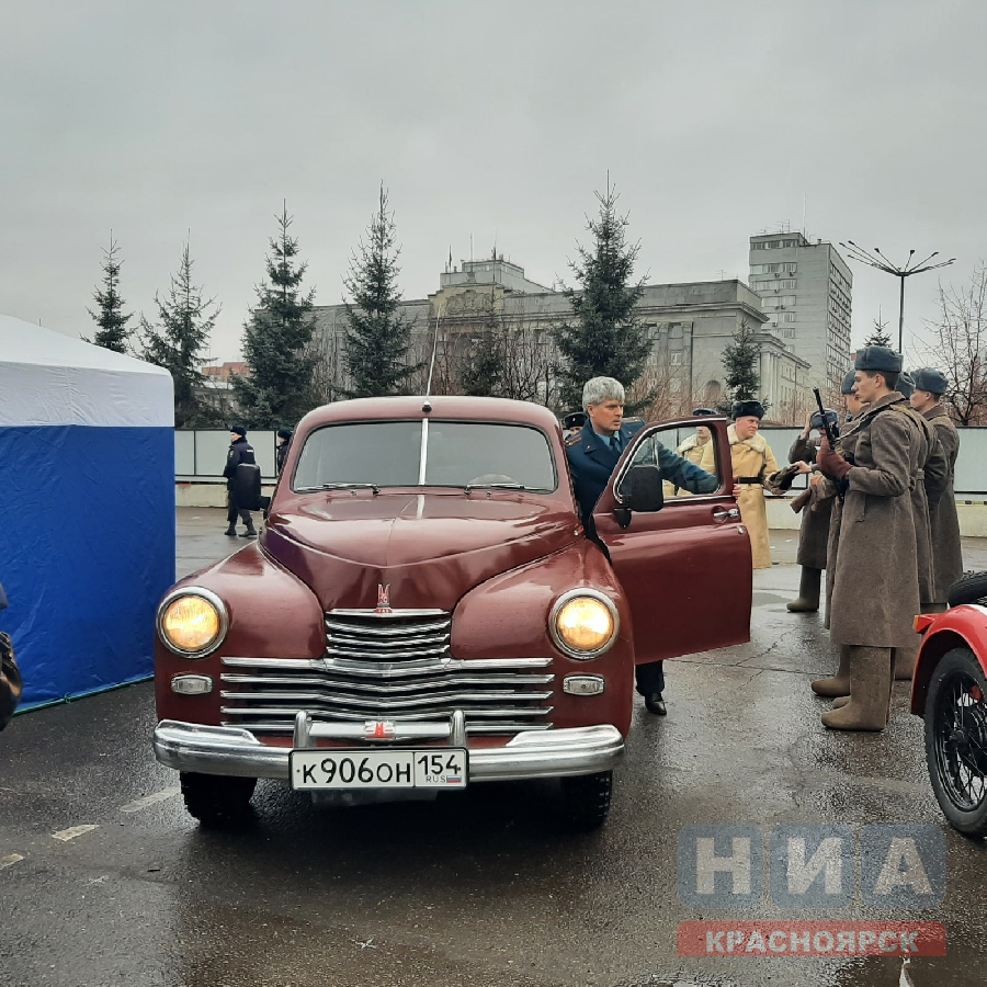 Ретротехника, солдатская каша и митинг: Красноярск празднует День народного  единства