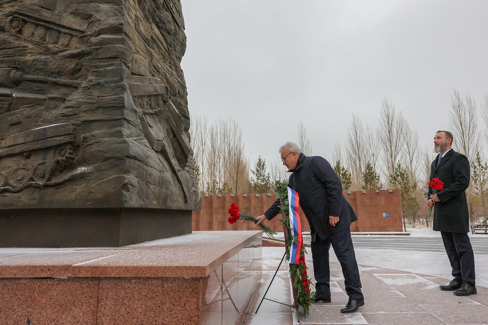 Александр Усс возложил цветы и венок к мемориалу Ивану Панфилову