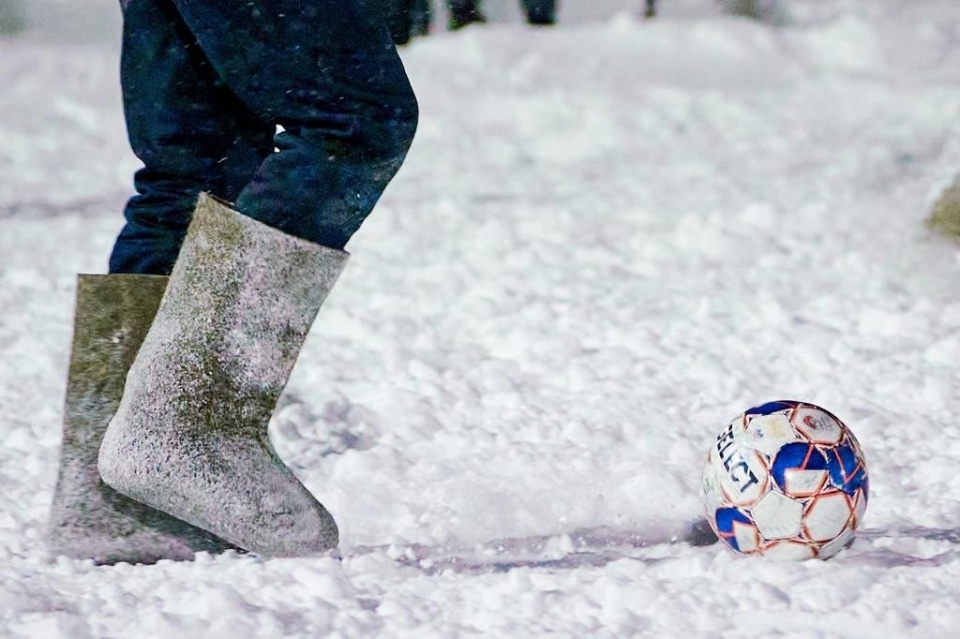 В Норильске провели Арктический футбольный матч в валенках на снегу